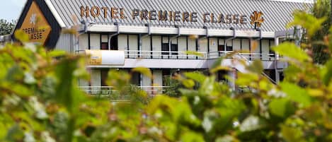 A hotel with a sign reading "HOTEL PREMIERE CLASSE".