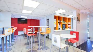 Petit déjeuner buffet (6.90 EUR par personne)