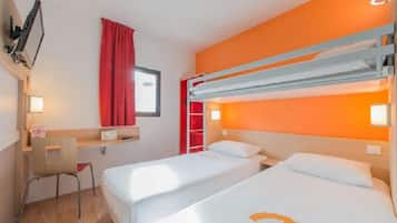 Standaard kamer, 3 eenpersoonsbedden | Een bureau, gratis wifi, beddengoed