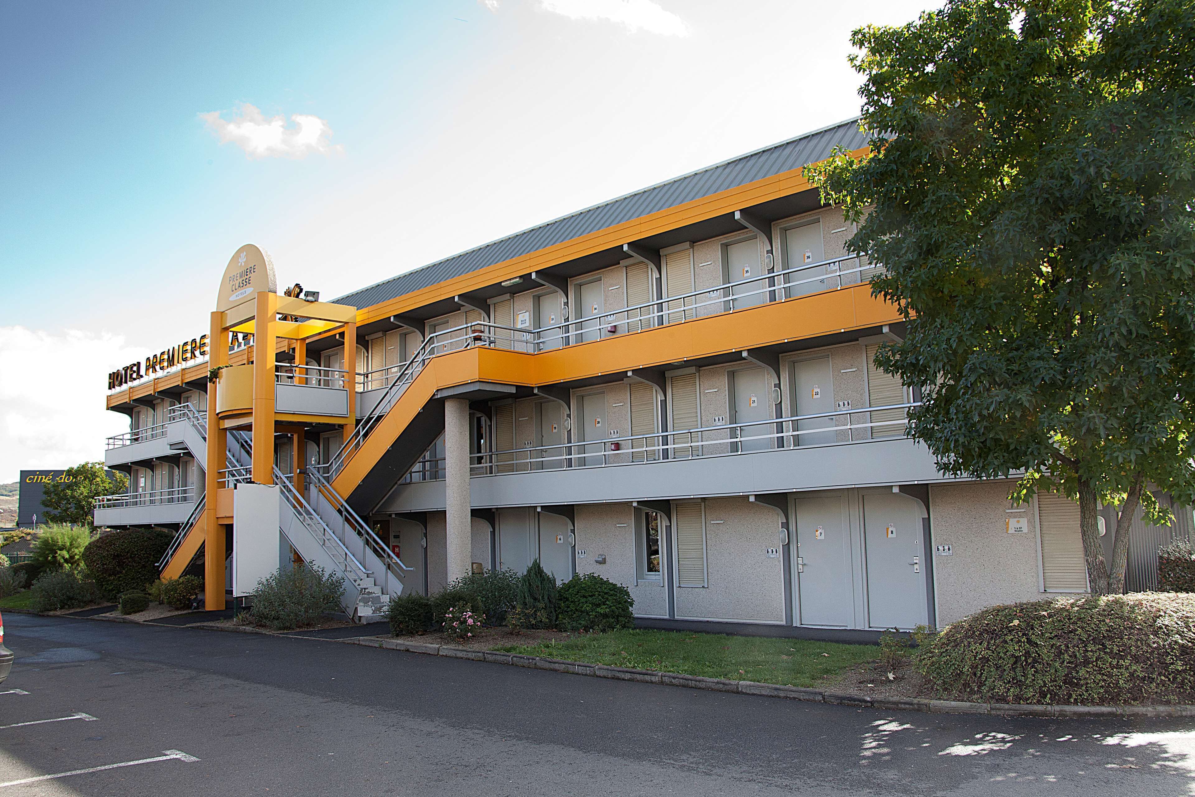 Un hotel de diseño moderno, con una escalera destacada y un balcón.