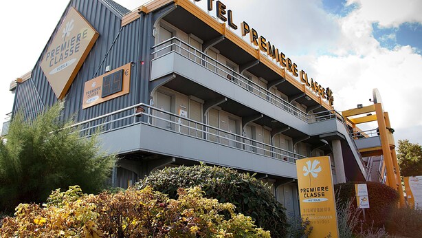 A hotel with a prominent sign reading "HOTEL PREMIERE CLASSE". - PREMIERE CLASSE CLERMONT FERRAND SUD - Aubière (Aubiere)