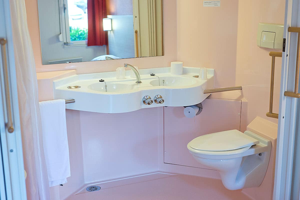 Habitación estándar, 1 cama doble | Baño accesible en silla de ruedas