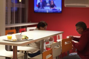 Petit déjeuner buffet servi tous les jours en supplément