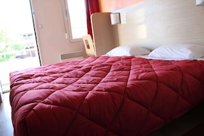 1 sovrum, sängtillbehör av högsta kvalitet, skrivbord och ljudisolering