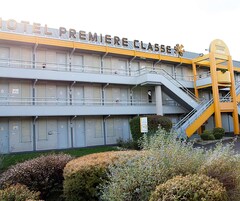 Un edificio de hotel con un cartel que dice "HOTEL PREMIERE CLASSE".