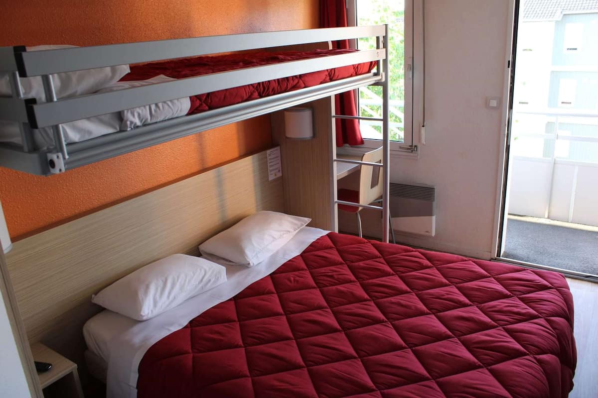 Rom – standard, flere senger (1 Double and 1 Single bed) | 1 soverom, sengetøy av topp kvalitet, skrivebord og lydisolert