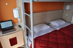 1 Schlafzimmer, hochwertige Bettwaren, Schreibtisch