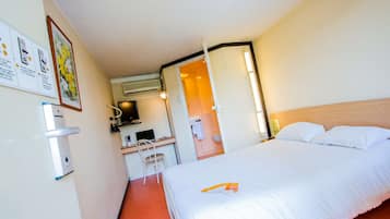 Escritorio, cunas gratuitas, wifi gratis y ropa de cama