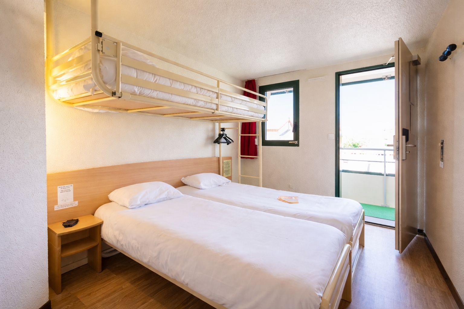 Escritorio, cunas gratuitas, wifi gratis y ropa de cama 