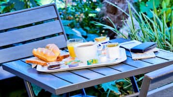 Desayuno buffet diario (EUR 6.2 por persona)