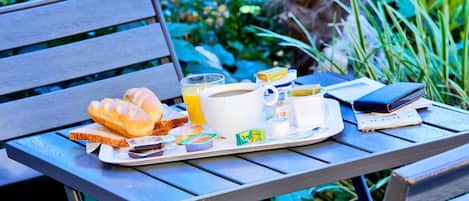 Daily buffet breakfast (EUR 6.2 per person)