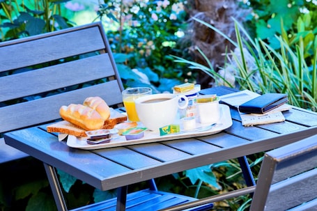 Daily buffet breakfast for a fee. Premiere Classe Angouleme Sud-La Couronne