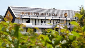 A hotel with a sign reading "HOTEL PREMIERE CLASSE".