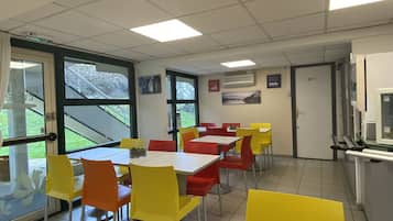 Desayuno buffet diario (EUR 6.50 por persona)