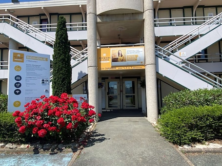 Exterior. Premiere Classe La Rochelle Sud-Angoulins