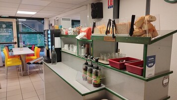 每日供应自助式早餐（每人 EUR 6.50）