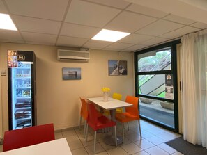 Daily buffet breakfast for a fee - Premiere Classe La Rochelle Sud-Angoulins (Angoulins)