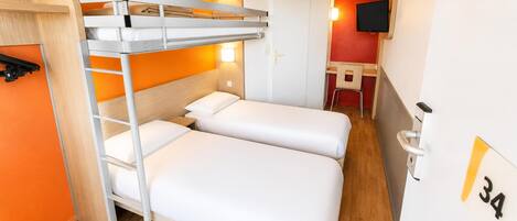 Habitación con literas, escritorio y televisión.