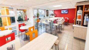Petit déjeuner buffet servi tous les jours en supplément