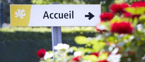 Señal direccional con la palabra 'Accueil' y una flecha que apunta a la derecha.