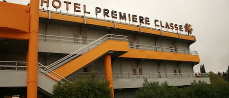 Um hotel com uma placa que diz 'HOTEL PREMIERE CLASSE'.