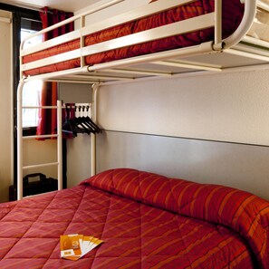 Chambre Standard, Plusieurs lits (1 Double and 1 Single bed) | 1 chambre, bureau, accès au Wi-Fi (inclus), literie fournie
