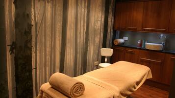 Couples treatment rooms, sauna, hot tub, steam room, body treatments