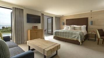 Suite estándar | Escritorio, tabla de planchar con plancha, wifi gratis y ropa de cama