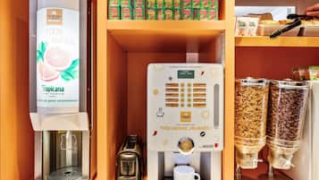 Une machine à café dotée d’un écran numérique, un grille-pain et un distributeur de café.
