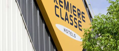 Un cartel de hotel con el nombre 'Premiere Classe Hotels'.