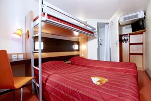 Desk, blackout drapes, iron/ironing board, free cribs/infant beds - Premiere Classe Pamiers (Pamiers)