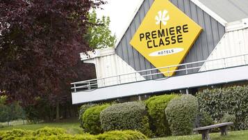 Segnaletica di un hotel con la scritta "Premiere Classe Hotels" e un logo.