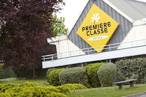 Letrero de hotel con el nombre 'Premiere Classe Hotels' y un logotipo.