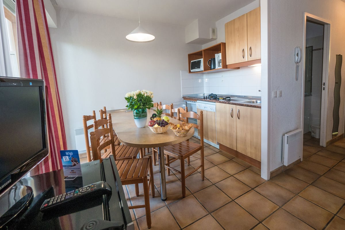 Two Bedrooms Apartment for 6 | Private kitchen | Fridge, microwave, dishwasher, coffee/tea maker