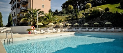 Outdoor pool, pool loungers