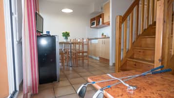 Apartamento, 2 habitaciones | Sala de estar | Una televisión de pantalla plana