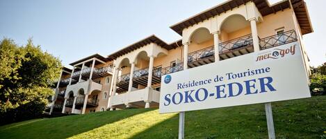 A hotel sign with "Residence de Tourisme Soko-Eder" and "mer&golf" branding.