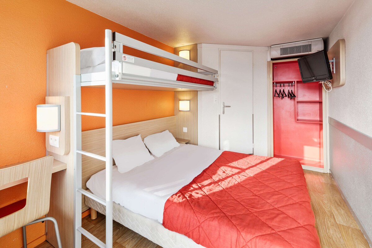 Escritorio, cunas gratuitas, wifi gratis y ropa de cama