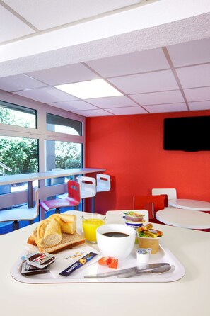 每日供應吃到飽早餐 (每人 EUR6.9)