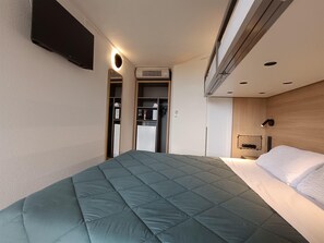 Habitación estándar, varias camas (1 Double and 1 Single bed) | Escritorio, cortinas opacas, wifi gratis y ropa de cama