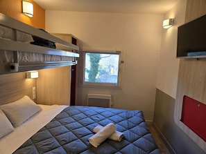 Standard Room, Berbilang Katil (1 Double and 1 Single bed) | Meja, langsir/tirai gelap terus, Wi-fi percuma, cadar katil