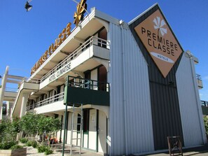 A hotel named "Premiere Classe Hotels" with a sign featuring a maple leaf logo. - Premiere Classe Avignon Nord - Le Pontet (Le Pontet)