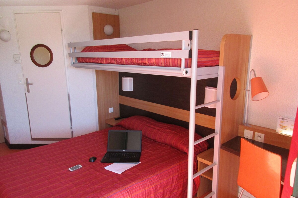 Rom – standard, flere senger (1 Double and 1 Single bed) | Skrivebord, blendingsgardiner, wi-fi (inkludert) og sengetøy