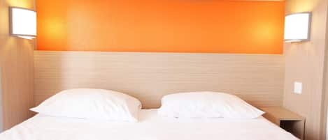 Chambre Standard, plusieurs lits (1 Double and 1 Single bed) | Bureau, rideaux occultants, fer et planche Ă repasser