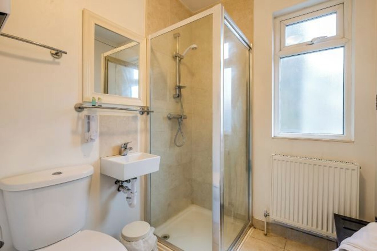 Basic Single Room With Shared Bathroom