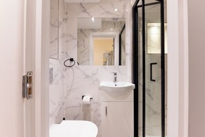 Luxury Triple Room, Ensuite | Bathroom - Belmont Hotel (London)