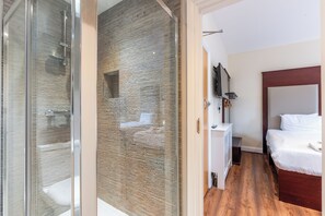 Suihku, ilmaiset hygieniatuotteet, hiustenkuivaaja, tohvelit