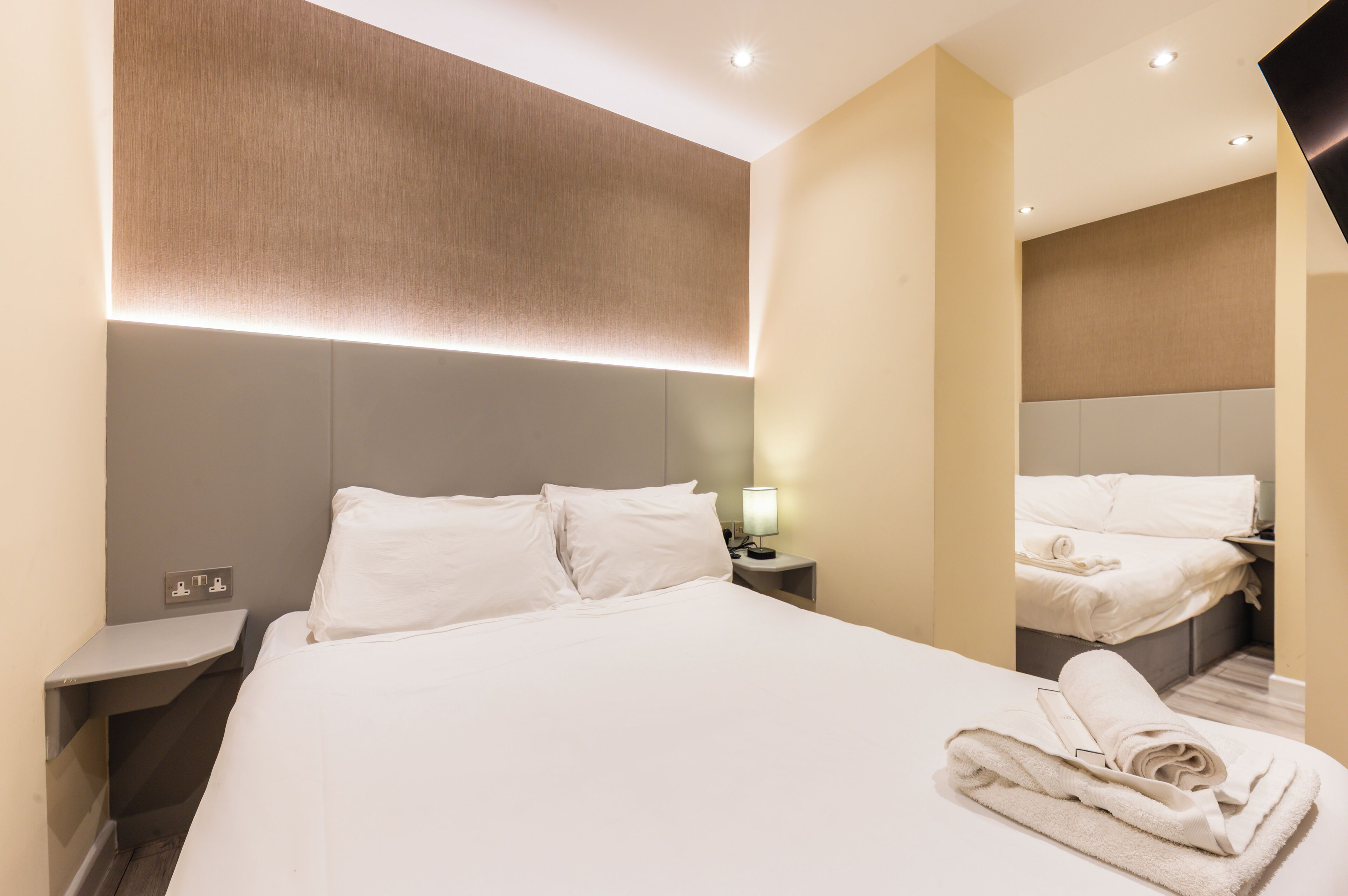 Luxe driepersoonskamer, en-suite badkamer | Een bureau, een strijkplank/strijkijzer, gratis wifi, beddengoed