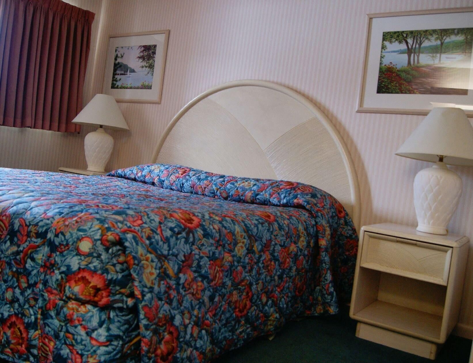 Pillowtop-Betten, Schreibtisch, kostenloses WLAN, Bettwäsche