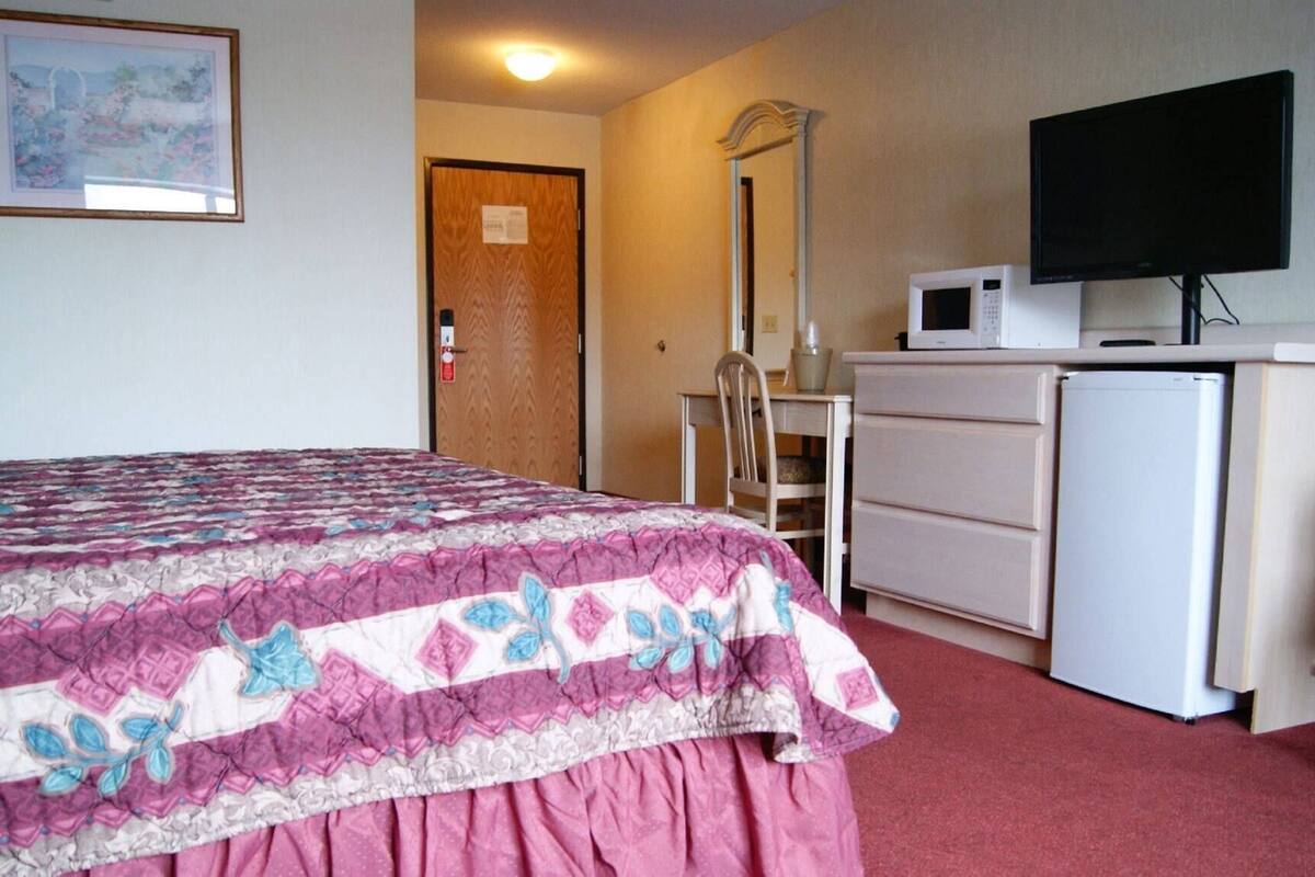 Pillowtop-Betten, Schreibtisch, kostenloses WLAN, Bettwäsche